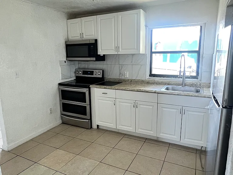 1742 NW 29th Way — Photo 4