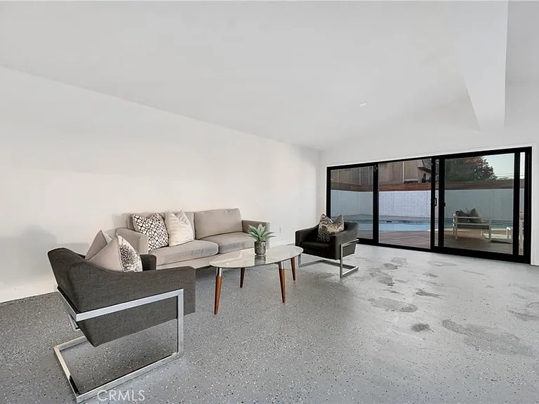 335 University Dr — Photo 26