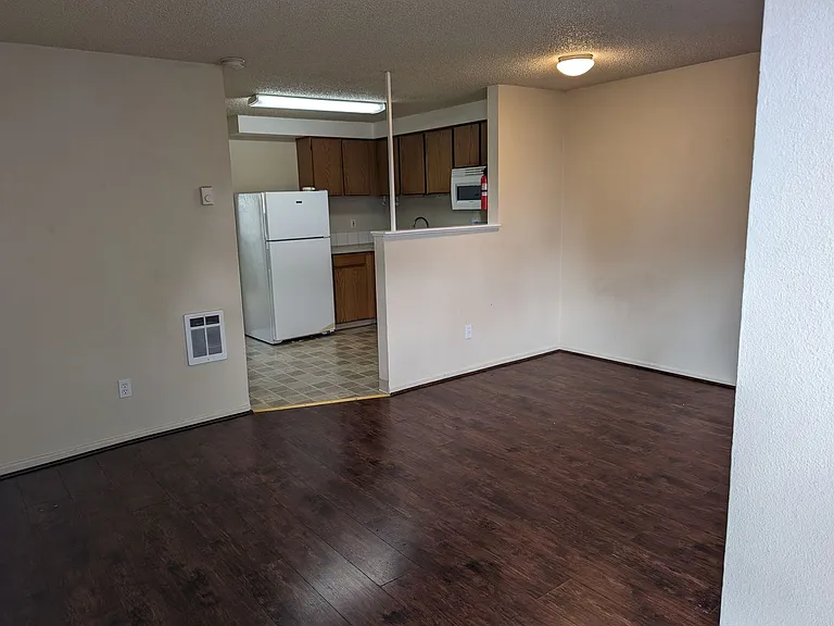 WA East McLoughlin Apts — Photo 3