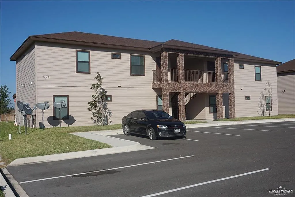 2 bed, 2.0 bath, 1050 sqft, $930 — Photo 2