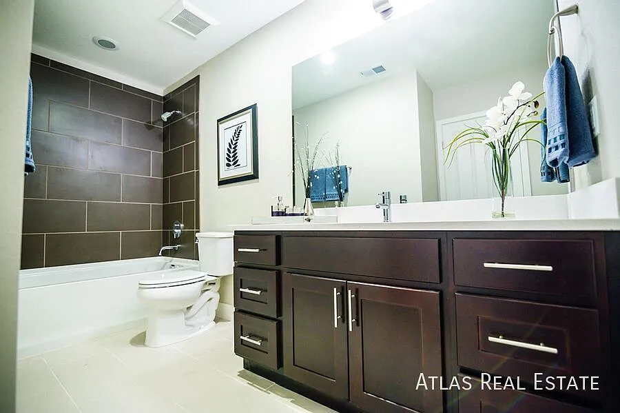 Large 2 Bed 2 Bath Unit with 3rd Flex Room Perfect for Home Office! Reserved Parking, Private Bal... — Photo 4