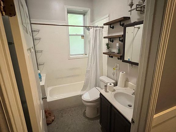 3rd image of 1834 S Avers Ave Unit 1