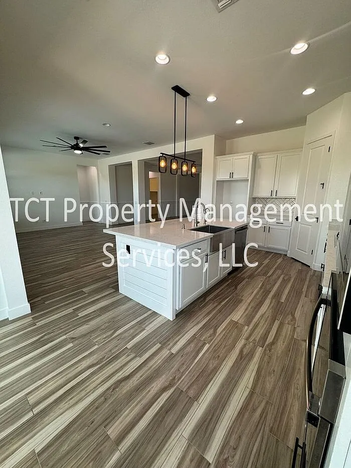 5 bed, 4.0 bath, 2726 sqft, $3,500 — Photo 4