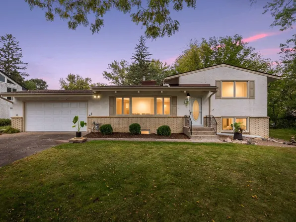 955 Woodhill Dr, Roseville, MN 55113