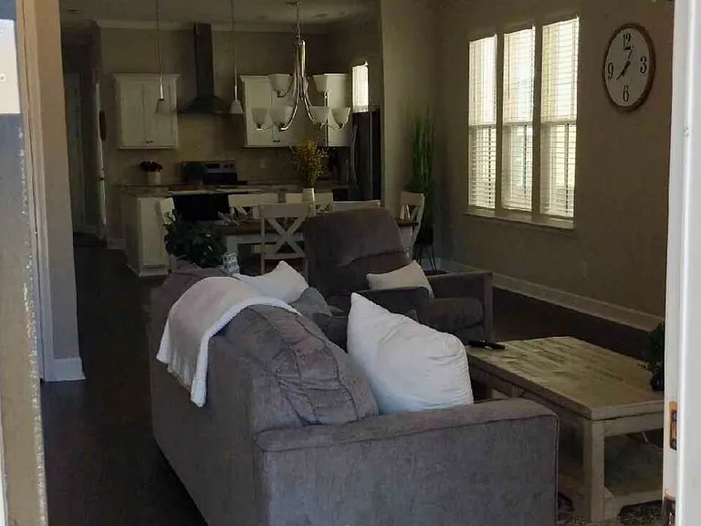 708 Goswell Dr — Photo 4