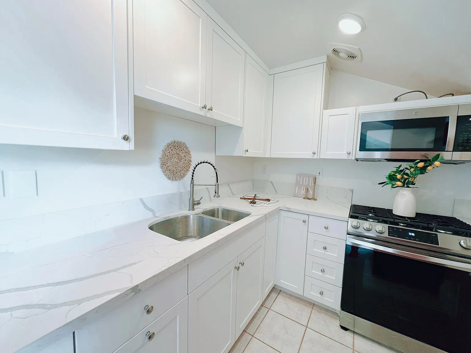 3 bed, 1880 sqft, $3,195 — Photo 2