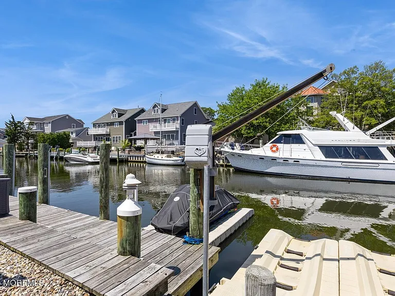 22 Longpoint Dr — Photo 35