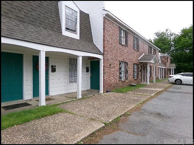 2 bed, 1.5 bath, 904 sqft, $799 — Photo 2