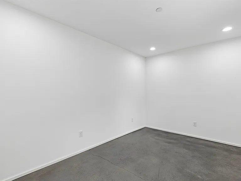 5647 Live Oak St #101 — Photo 32
