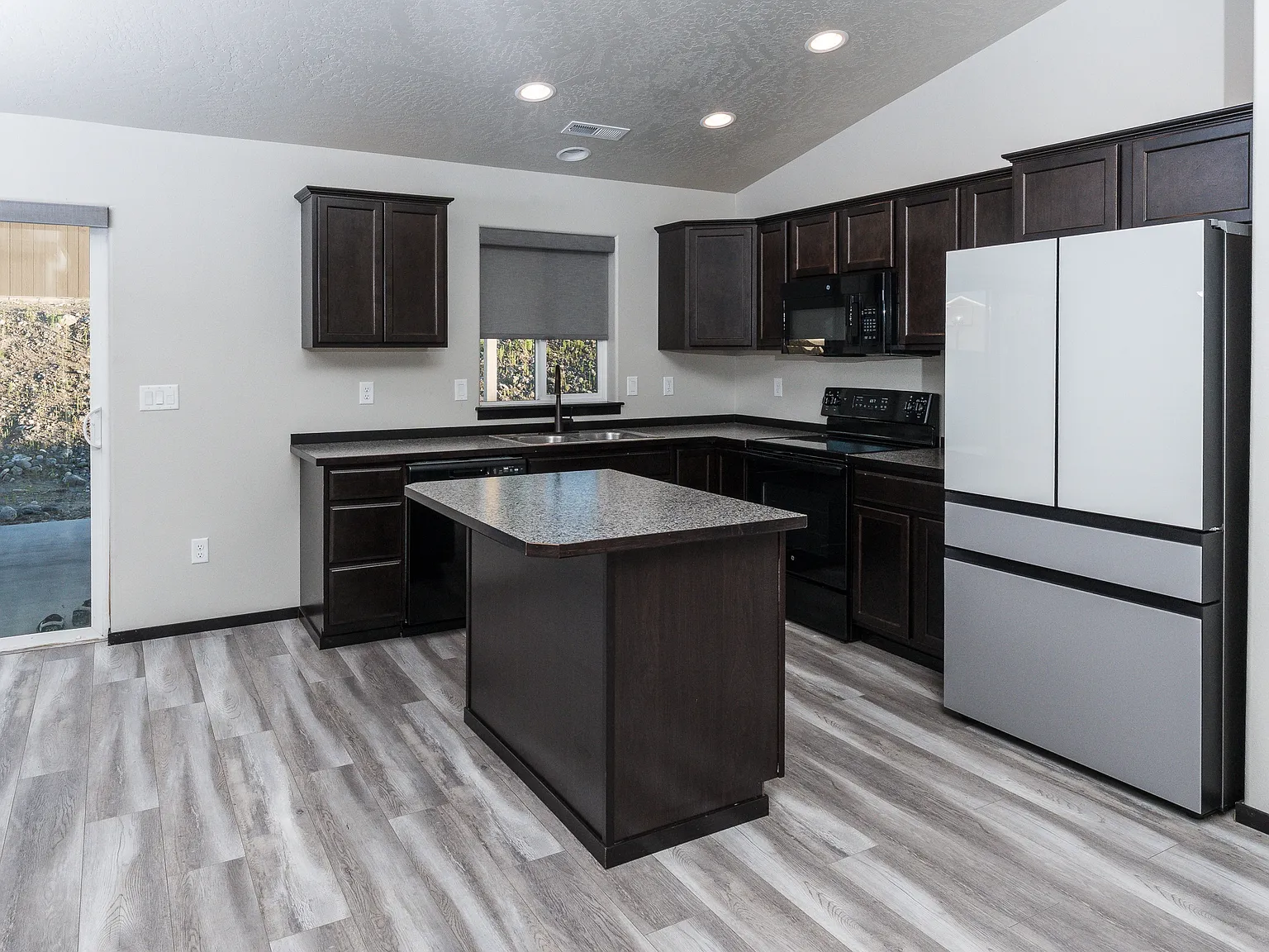 4 bed, $2,500 — Photo 4