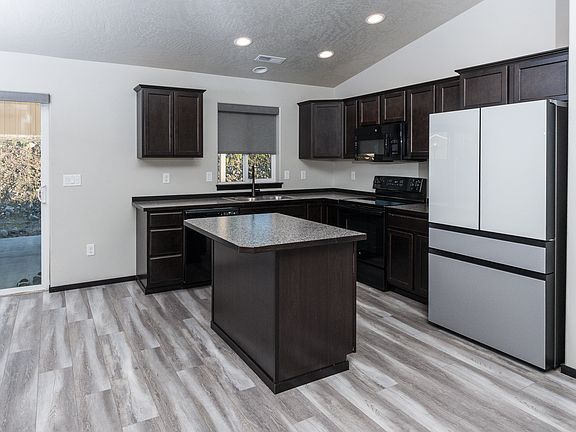 4th image of 448 Cardinal Pl