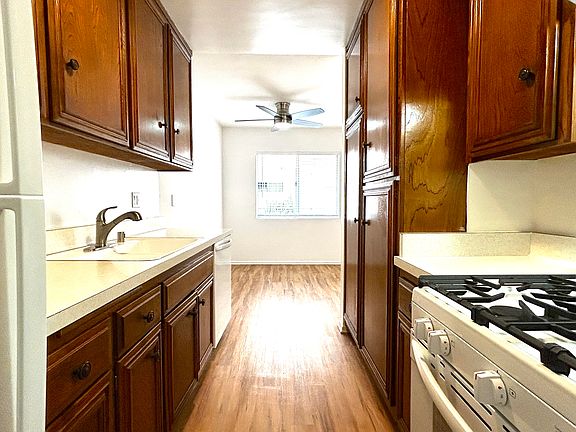 5th image of 1220 Wellesley Ave #6