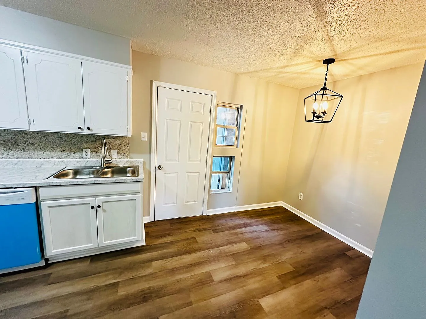A Great Living Space in the Heart of the City! — Photo 4
