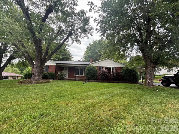 327 Arrowood St SE, Lenoir, NC 28645