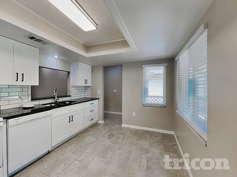 4442 Sandhurst Dr — Photo 6