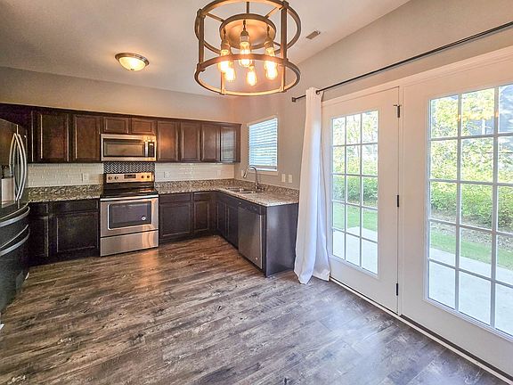 5th image of 220 Jenna Lee Cir
