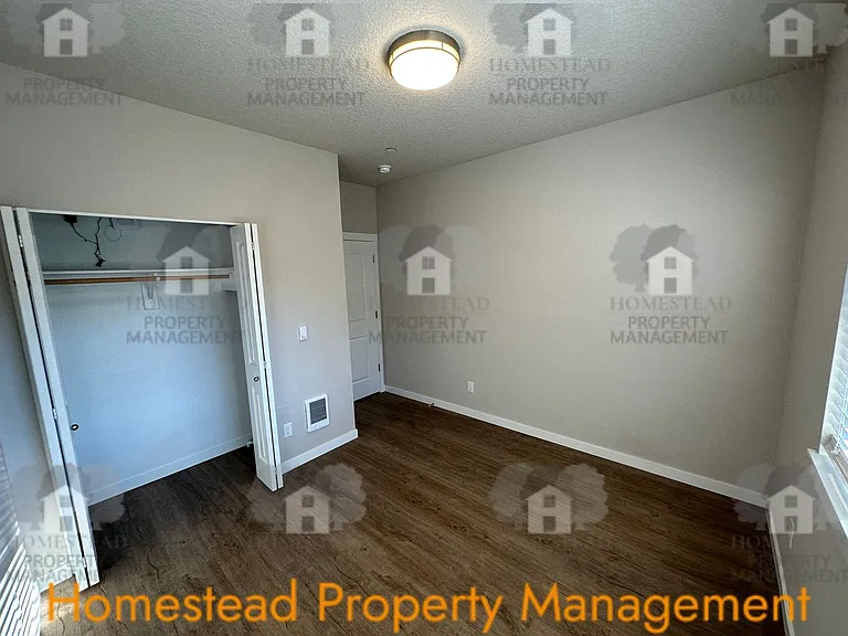 283 Knox St N — Photo 13