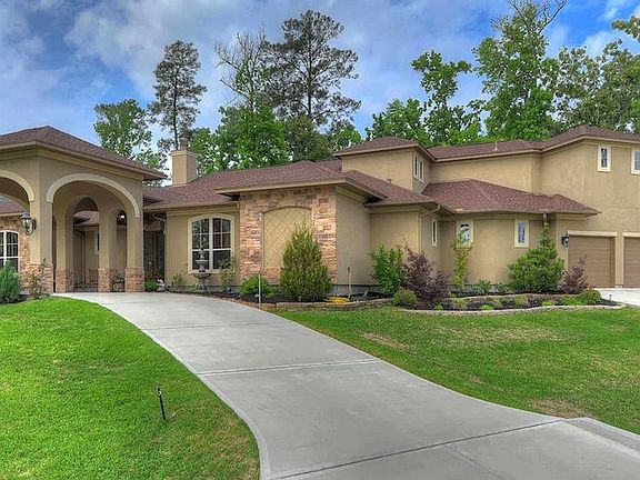Your Guest will love the Front Drive THRU Porte-cochere !