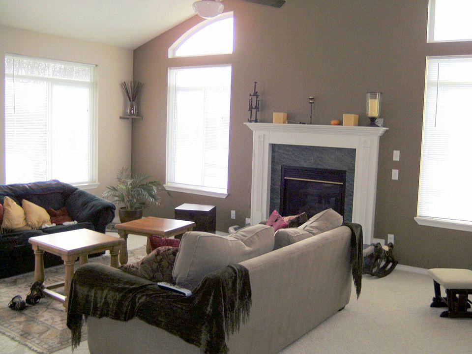 Big Room, vaulted ceilings, gas fireplace