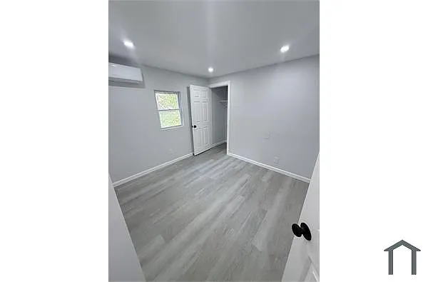 Building Photo - 27 Targee St #1