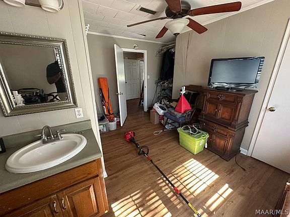 3rd image of 614 W Broad St