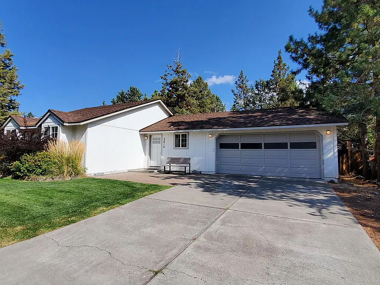 2614 NE Ocker Dr — Photo 4
