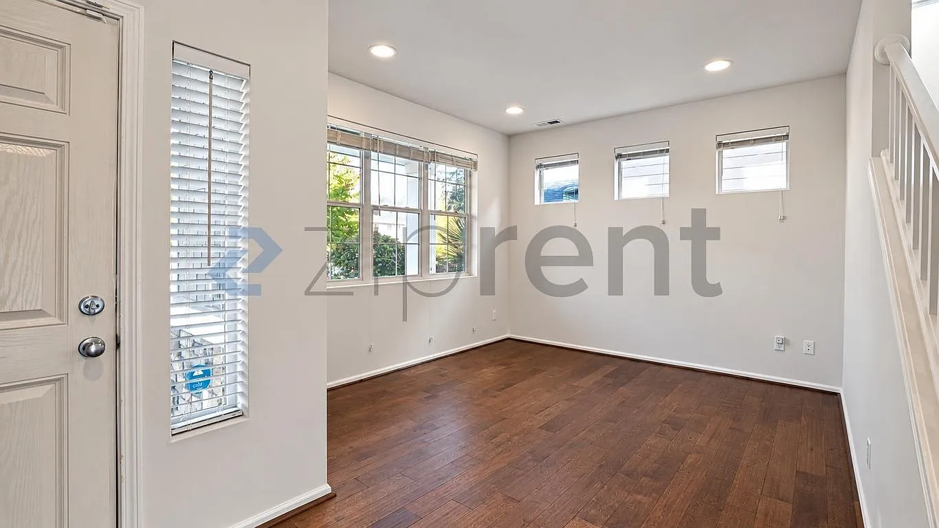 4 bed, 2.5 bath, 2796 sqft, $4,090 — Photo 4
