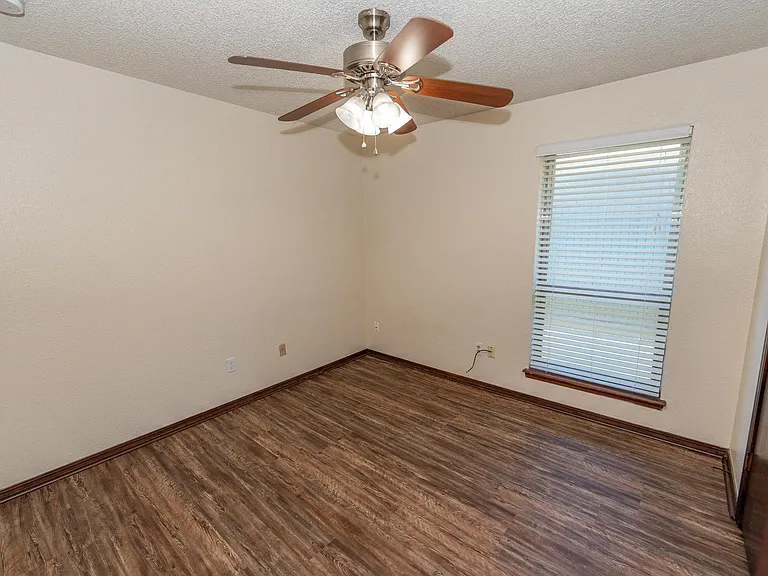 2260 Houston Ave — Photo 7