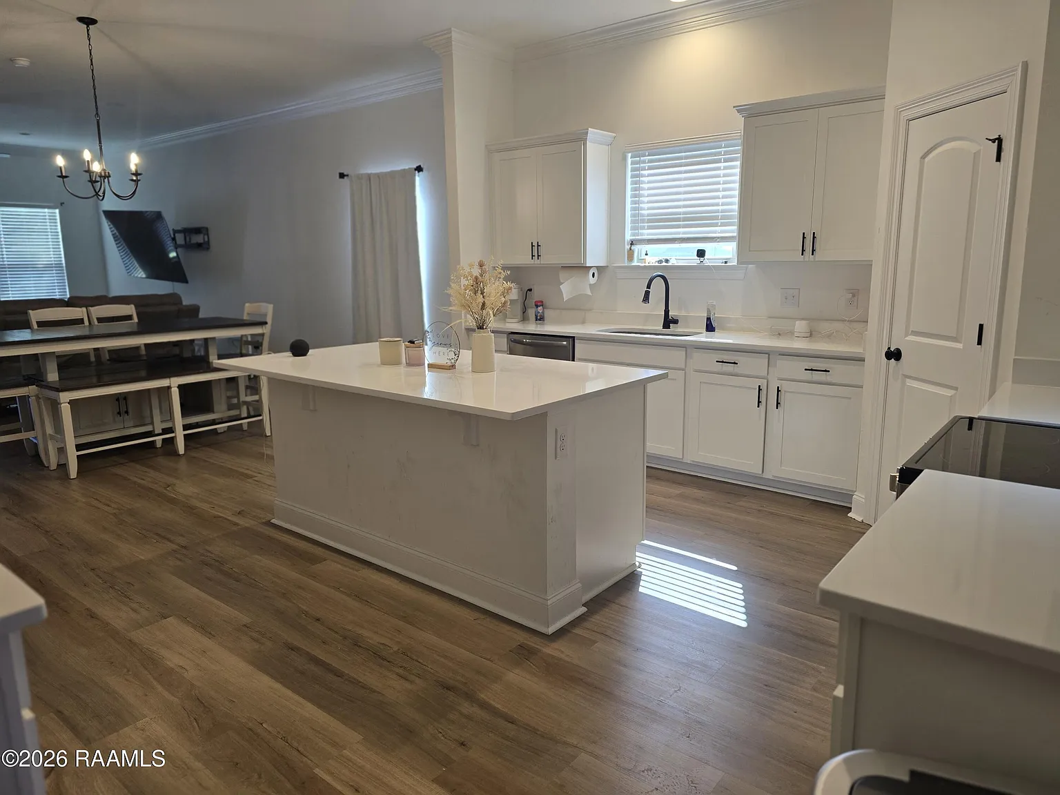 4 bed, 2072 sqft, $2,700 — Photo 2