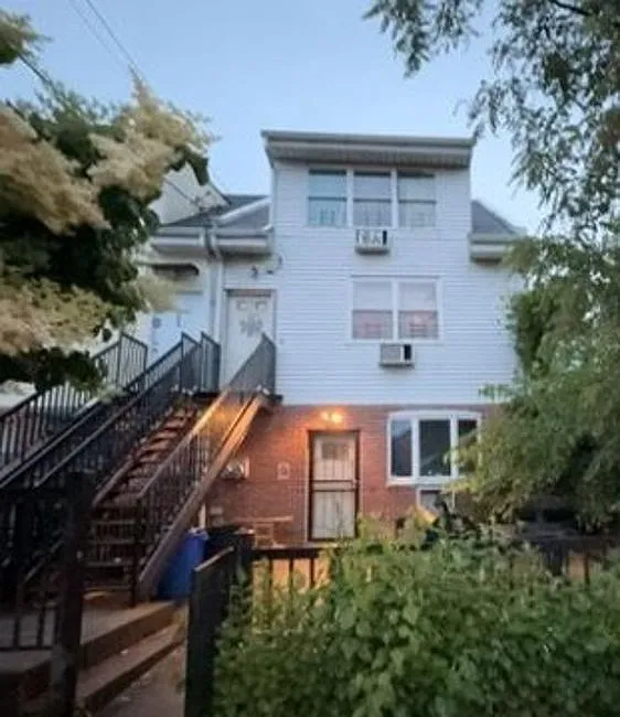 102 Nicholas Ave photo 1