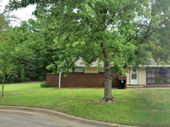 1107 Glenshire St, Salina, KS 67401