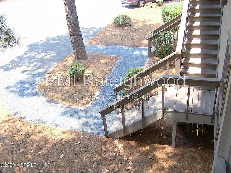 220 Foxkroft Dr — Photo 2