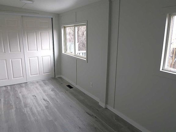5th image of 28 S Riley St NE