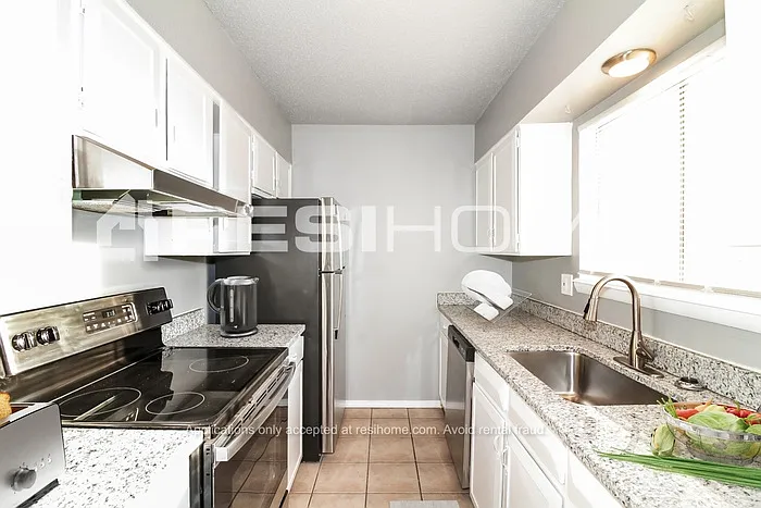 405 Lotus Ave — Photo 3