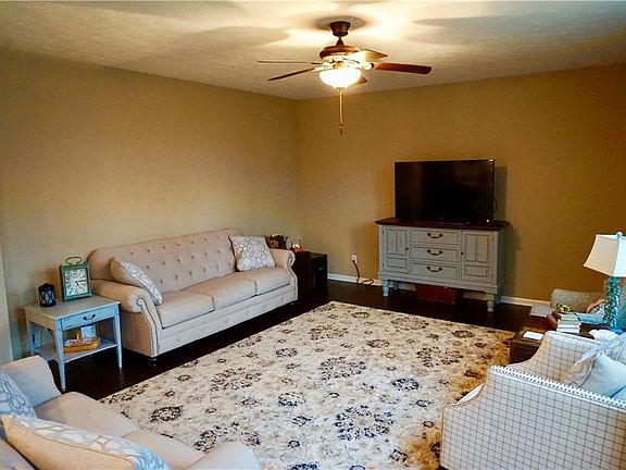 4th image of 487 Carol Dr