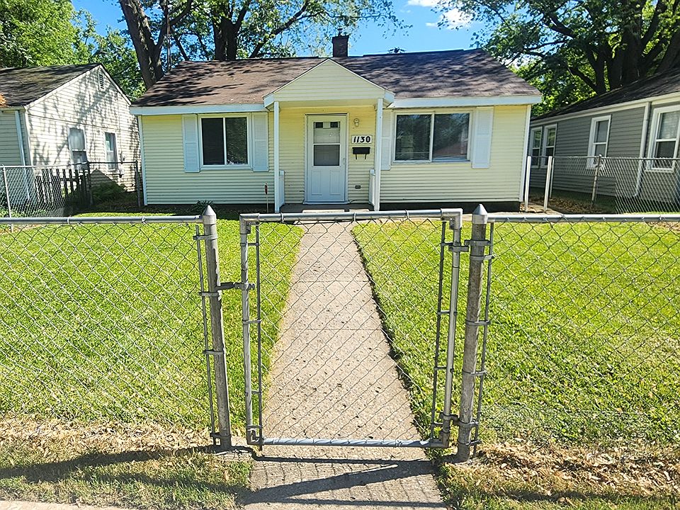 Street view, entire yard fenced.