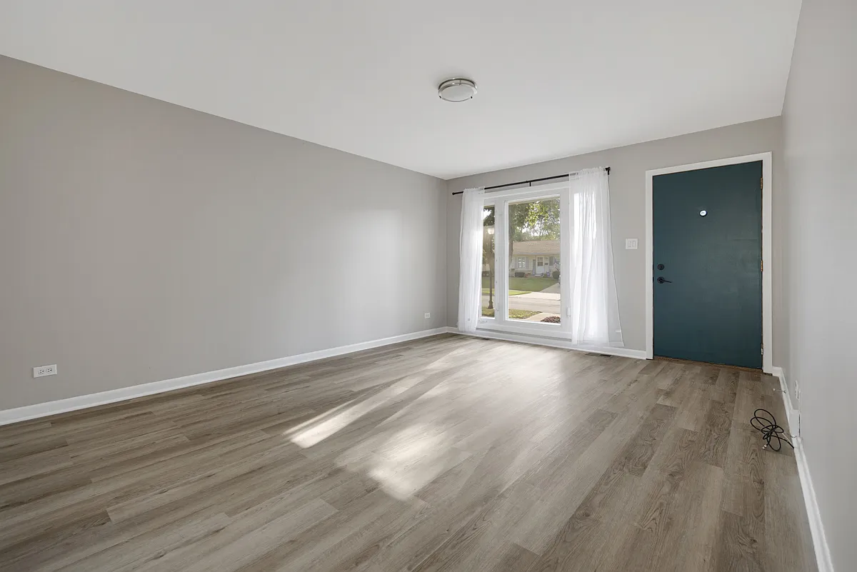 1031 Maple Ln — Photo 4