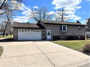 960 Lilac Dr, Sauk Centre, MN 56378