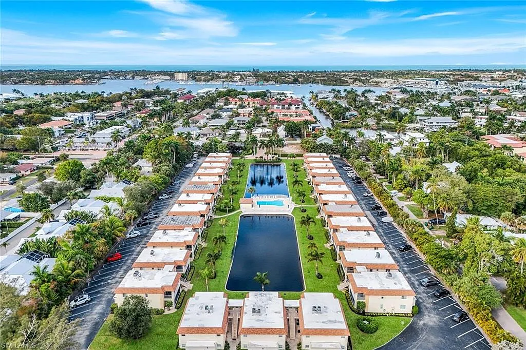2 bed, 2.0 bath, 1062 sqft, $5,300 — Photo 1