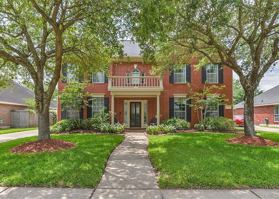 2302 Alberton is on a quiet tree-lined street in Silverlake