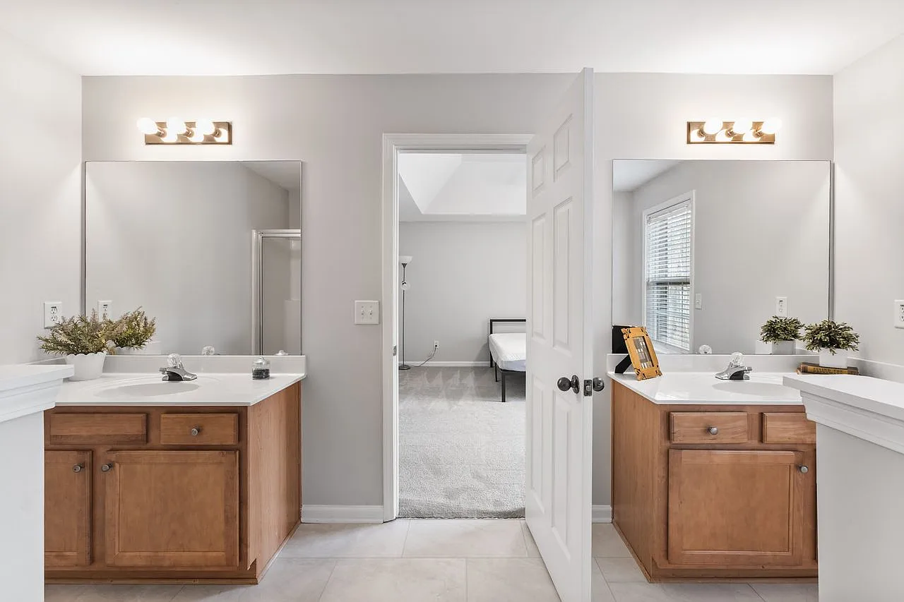 4 bed, 2352 sqft, $2,700 — Photo 4