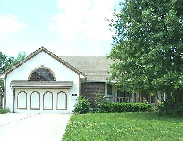 1st image of 914 SW Cross Creek Dr