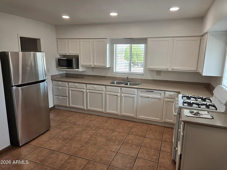 145 W Wickenburg Way #B — Photo 1