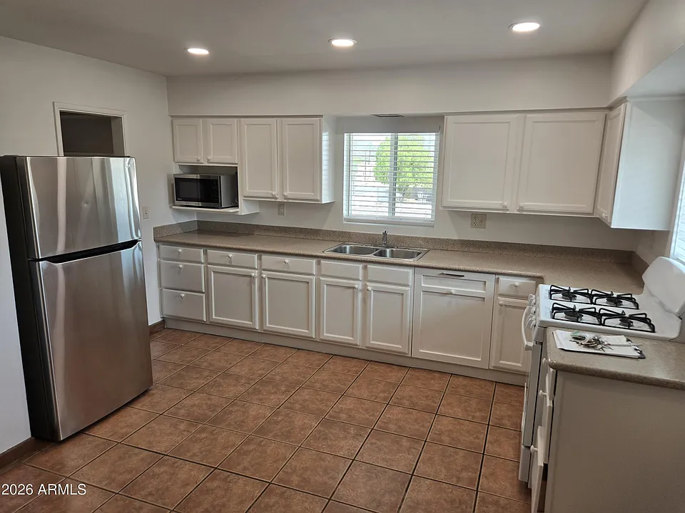 145 W Wickenburg Way #B