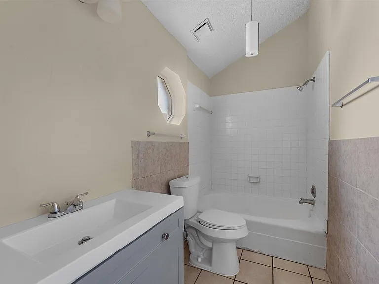 6338 Southwood Ct N — Photo 10