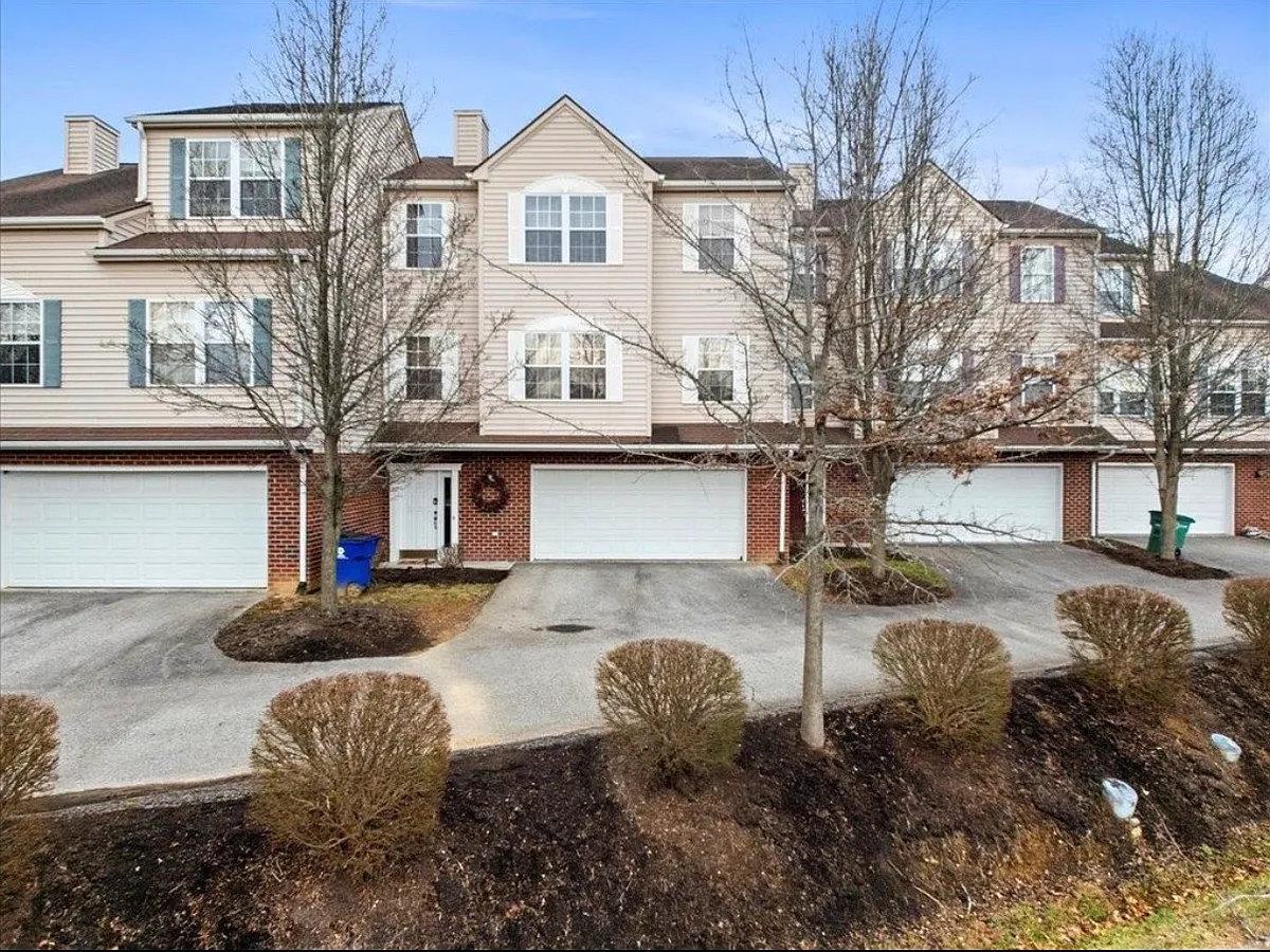Building Photo - 910 Oak Tree Blvd NW