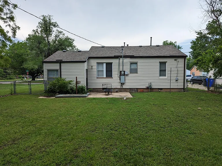 1126 W Comanche St — Photo 17