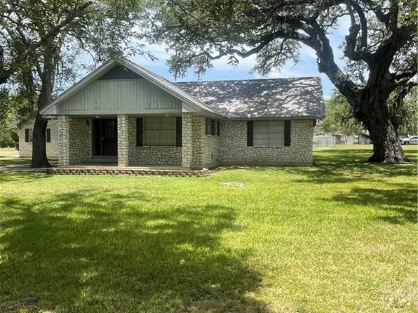 1402 Moss Ln, Cuero, TX 77954