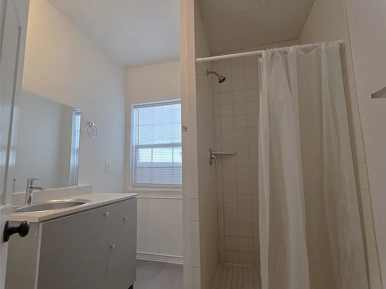 914 E 32nd St #1 — Photo 7