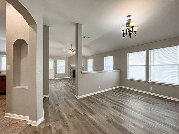 4th image of 6407 Castle View Dr